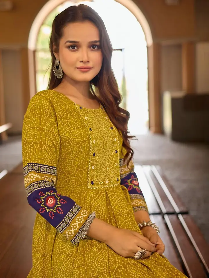 ARADHNA Women Paisley Printed Thread Work Anarkali Kurta, Green
